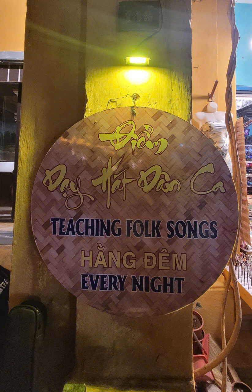 Bảng hiệu tại lối vào không gian âm nhạc